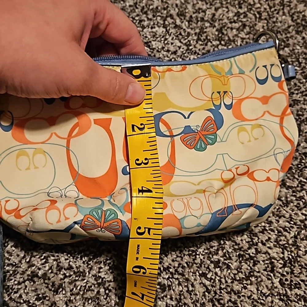 Vintage Coach bag. White small purse with the Coach Cs on it and butterflies_8